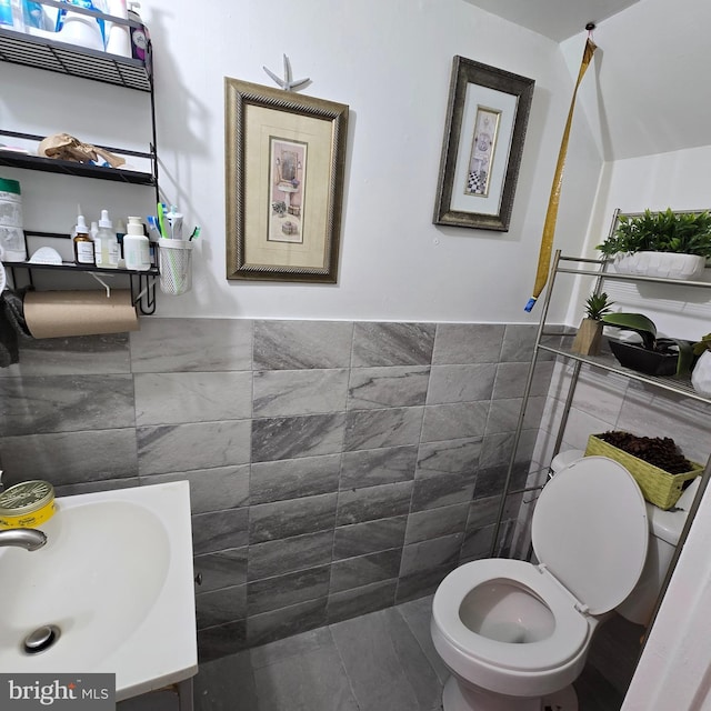 1709 Kingswood Pl, Clementon, NJ 08021 - bathroom featuring tile walls, wainscoting, and vanity