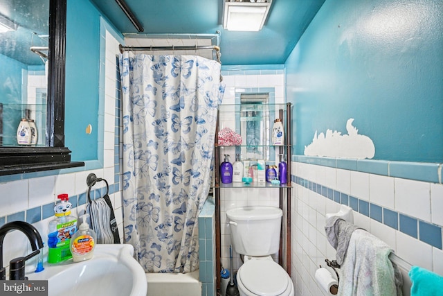 713 Washington St, Easton, PA 18042 - full bath featuring tile walls, shower / bath combo, and wainscoting