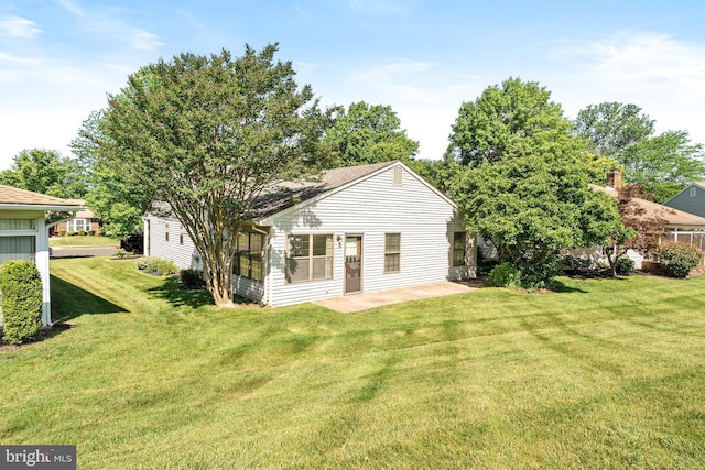 30 Hilltop Ln W, Columbus, NJ 08022 - rear view of house with a yard and a patio