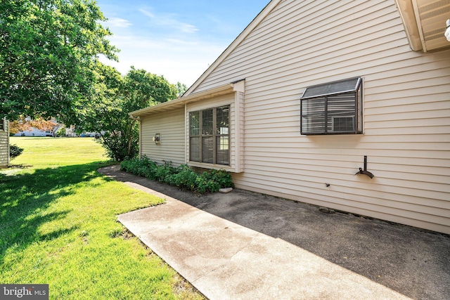 30 Hilltop Ln W, Columbus, NJ 08022 - view of side of property with a yard and a patio area