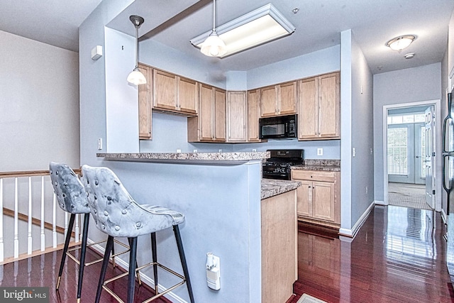 13812 Breezy Ridge Way Unit 101, Woodbridge, VA 22191 - kitchen featuring black appliances, a kitchen bar, a peninsula, and pendant lighting