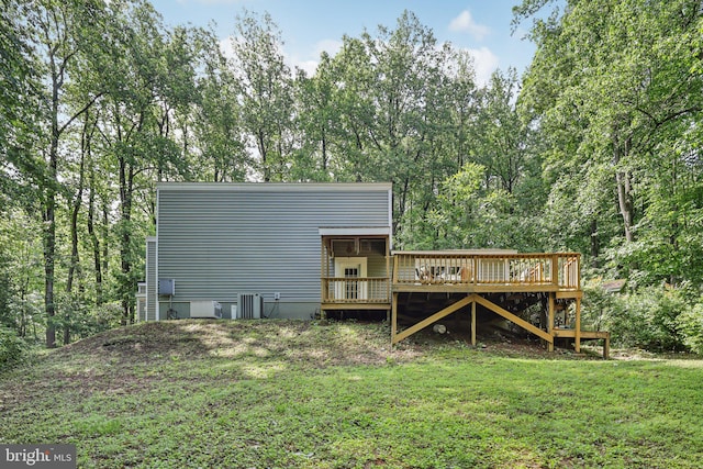 28 Cliff Rd, Front Royal, VA 22630 - back of property with a wooden deck and a yard