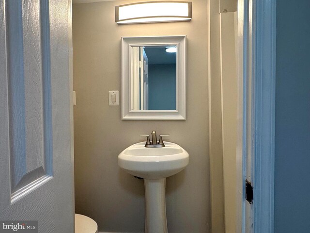 10105 Irongate Way, Manassas, VA 20109 - bathroom with toilet