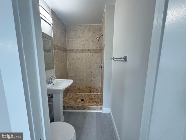 10105 Irongate Way, Manassas, VA 20109 - bathroom featuring a tile shower and wood finished floors