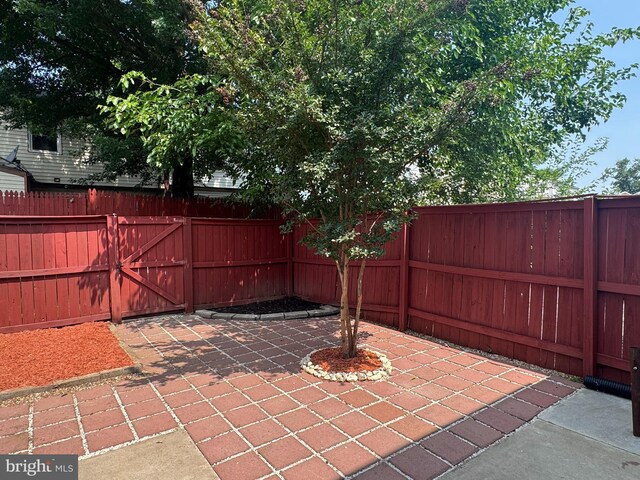 10105 Irongate Way, Manassas, VA 20109 - fenced backyard featuring a patio area and a gate