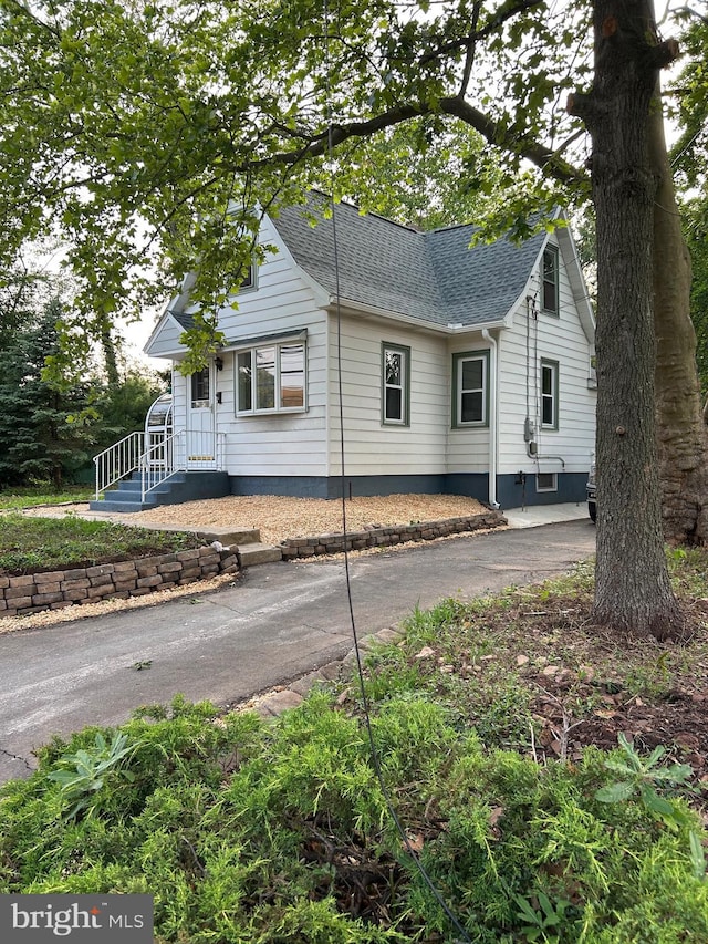 524 W Orvilla Rd, Hatfield, PA 19440 - view of front facade with a shingled roof