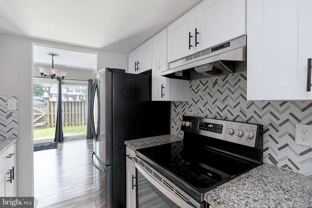 2801 Banks Ct, Dumfries, VA 22026 - kitchen featuring stainless steel electric range oven, under cabinet range hood, a chandelier, backsplash, and white cabinetry