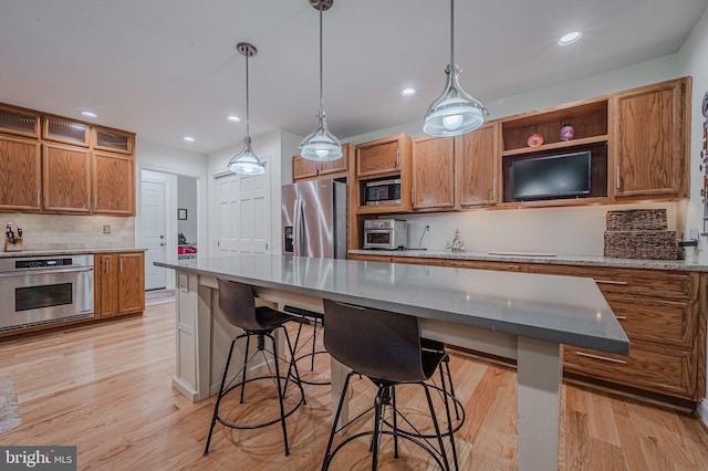 310 Belmont Ct, Lincoln University, PA 19352 - kitchen with stainless steel appliances, light wood-type flooring, a breakfast bar area, decorative backsplash, and recessed lighting