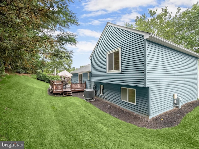 6250 Fairbourne Ct, Hanover, MD 21076 - back of property with a deck and a yard