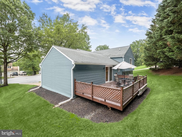 6250 Fairbourne Ct, Hanover, MD 21076 - back of property with roof with shingles, a yard, a deck, and outdoor dining space