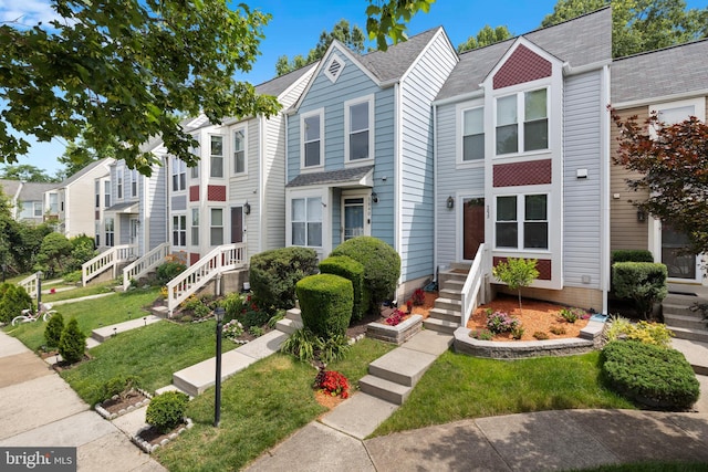 5840 Wescott Hills Way, Alexandria, VA 22315 - townhome / multi-family property with a front yard