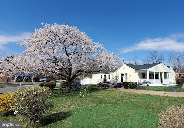 6012 Brookland Rd, Alexandria, VA 22310 - view of front facade with a porch and a front lawn