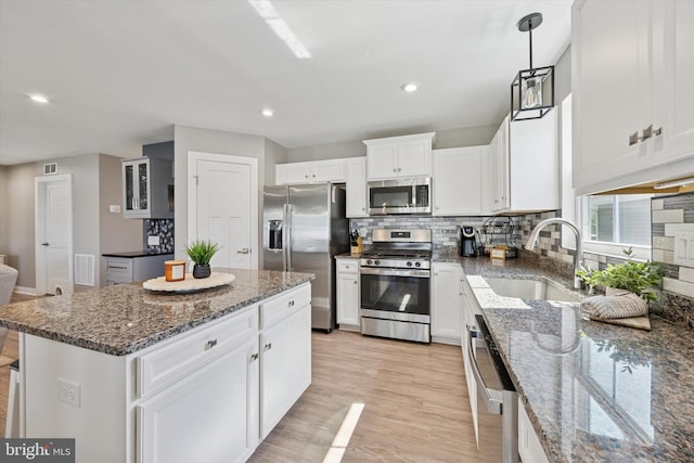 92 Senators Way, Berlin, NJ 08009 - kitchen with appliances with stainless steel finishes, a center island, tasteful backsplash, light wood-type flooring, and recessed lighting