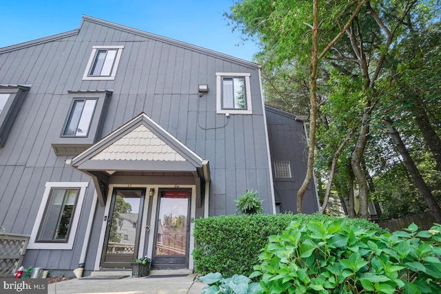 84 Windbrooke Cir Unit 84, Gaithersburg, MD 20879 - entrance to property featuring board and batten siding