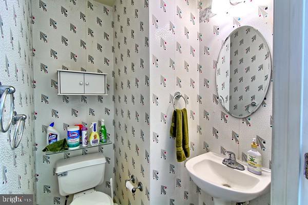 300 Bonnie Meadow Cir, Reisterstown, MD 21136 - half bathroom featuring toilet and a sink