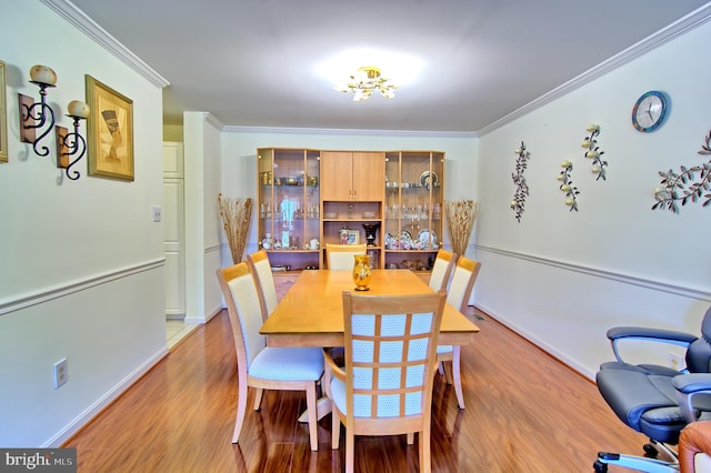 300 Bonnie Meadow Cir, Reisterstown, MD 21136 - dining area with light wood-style flooring and crown molding