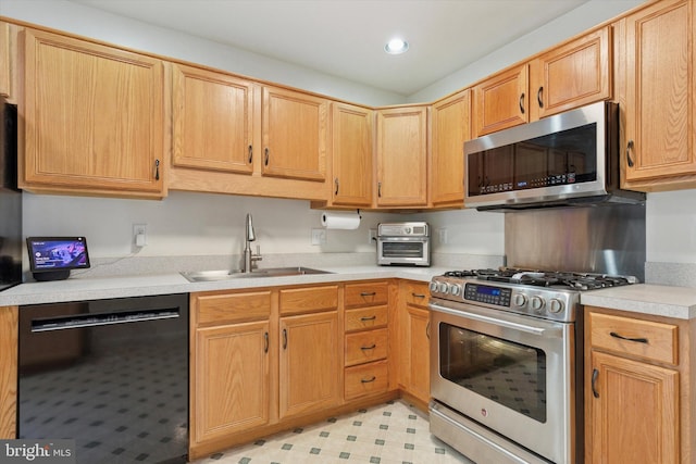 1009 Red Rock Cir, Royersford, PA 19468 - kitchen featuring appliances with stainless steel finishes, light countertops, and recessed lighting