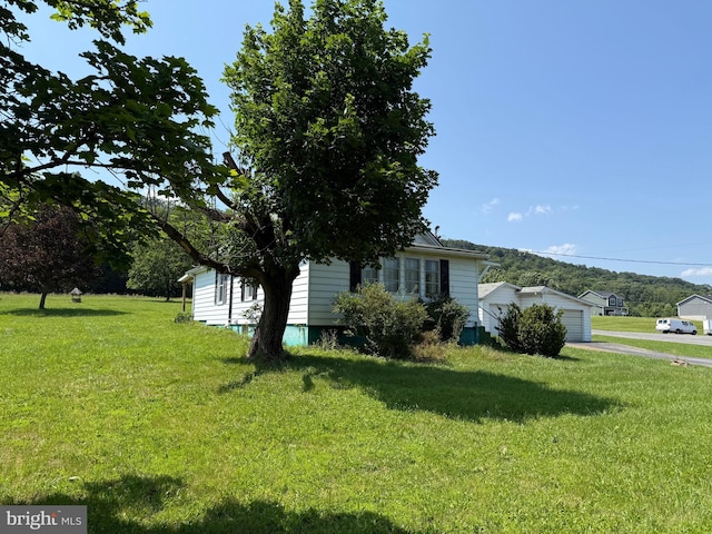 11 Gray Ridge Ln, Berkeley Springs, WV 25411 - view of property exterior featuring a lawn