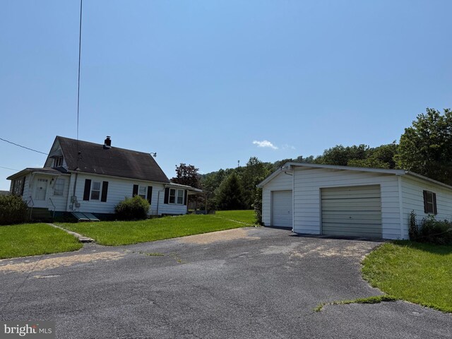 11 Gray Ridge Ln, Berkeley Springs, WV 25411 - view of home's exterior with an outdoor structure, a garage, and a yard