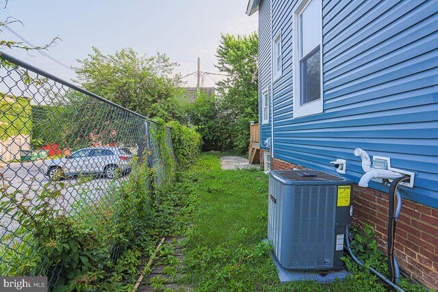 604 E 31st St, Baltimore, MD 21218 - view of yard