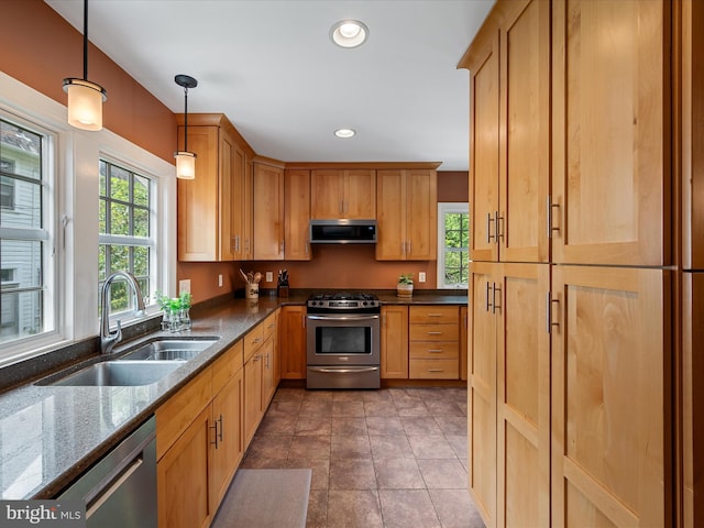 101 Morgan St, Winchester, VA 22601 - kitchen featuring stainless steel appliances, hanging light fixtures, recessed lighting, and dark stone countertops