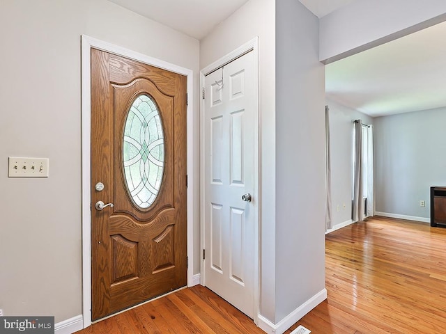 1035 Deerfield Cir, Perkasie, PA 18944 - entrance foyer featuring light wood-style floors and baseboards