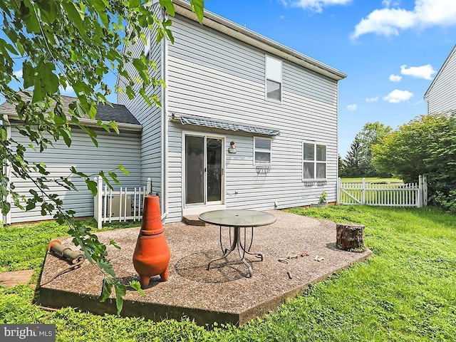 1035 Deerfield Cir, Perkasie, PA 18944 - back of property featuring a patio