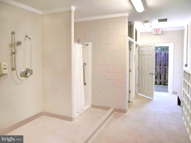 15152 Santander Dr, Gainesville, VA 20155 - full bath featuring tiled shower and ornamental molding