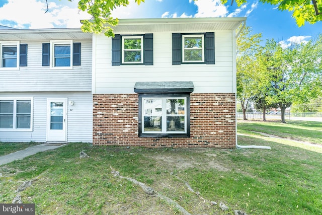 43 Vernon Ct, Sicklerville, NJ 08081 - view of front of house with brick siding and a front yard
