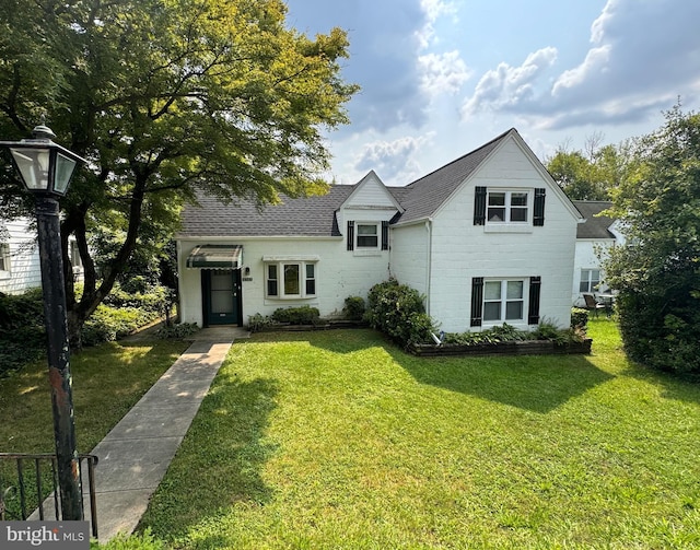 6517 Lehnert St, Baltimore, MD 21207 - traditional home with a front lawn and roof with shingles