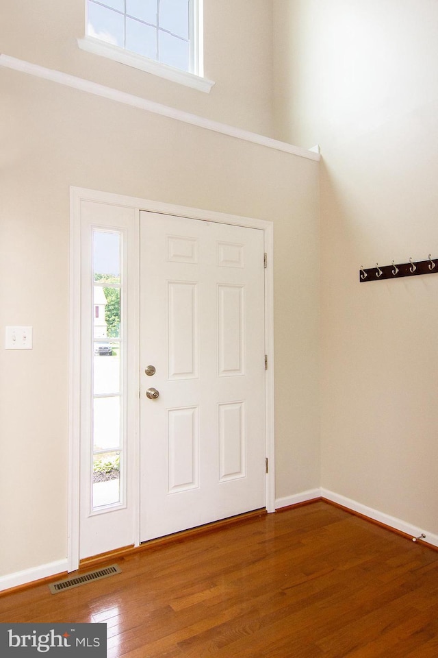 43 Oak Crest Ct, Hanover, PA 17331 - entrance foyer with wood finished floors and baseboards