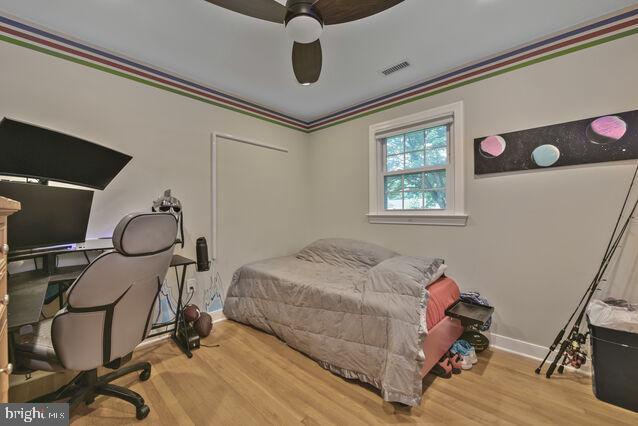 32 Hamilton Terrace Dr, Hamilton, VA 20158 - bedroom featuring wood finished floors, ceiling fan, and crown molding