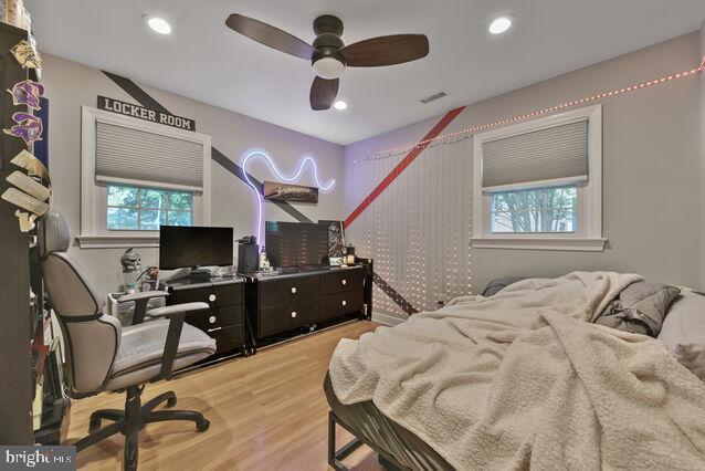 32 Hamilton Terrace Dr, Hamilton, VA 20158 - bedroom with wood finished floors, recessed lighting, and ceiling fan