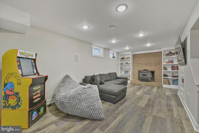 32 Hamilton Terrace Dr, Hamilton, VA 20158 - living area featuring wood finished floors, recessed lighting, and built in features
