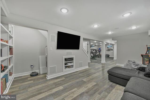 32 Hamilton Terrace Dr, Hamilton, VA 20158 - living area featuring wood finished floors and recessed lighting