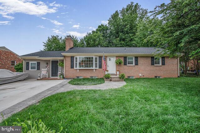 32 Hamilton Terrace Dr, Hamilton, VA 20158 - single story home featuring a front yard, a chimney, and brick siding