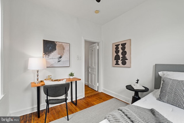 828 Mercer St, Philadelphia, PA 19125 - bedroom featuring wood finished floors and a desk