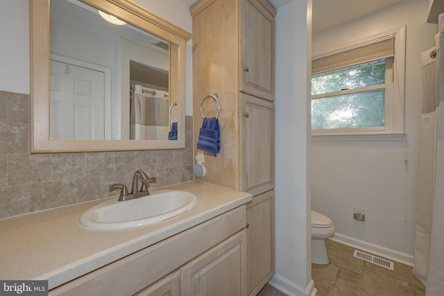 561 Nottingham Dr, Yardley, PA 19067 - full bath featuring vanity and decorative backsplash