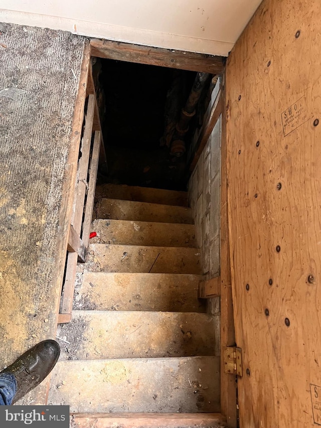 518 Ingleside Ave, Baltimore, MD 21228 - view of stairway
