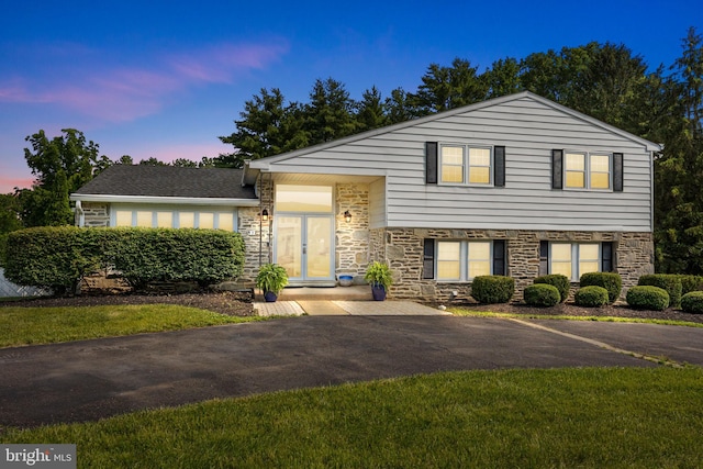 951 Robin Ln, Huntingdon Valley, PA 19006 - split level home with stone siding and driveway