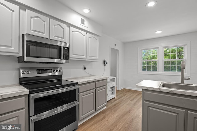 951 Robin Ln, Huntingdon Valley, PA 19006 - kitchen with stainless steel appliances, gray cabinetry, light wood-type flooring, light countertops, and recessed lighting