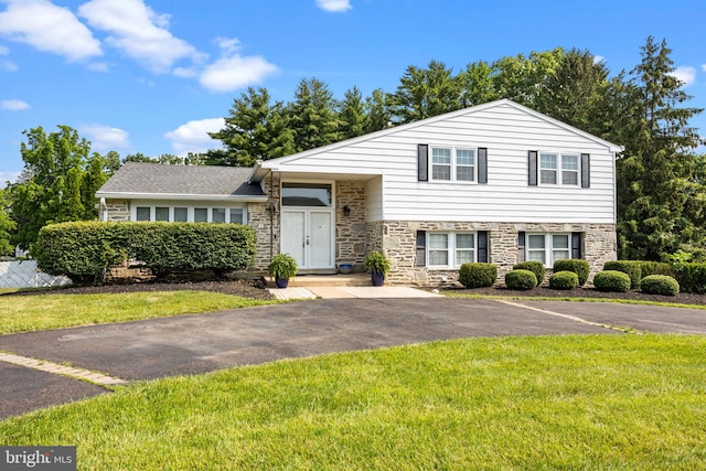 951 Robin Ln, Huntingdon Valley, PA 19006 - split level home featuring stone siding and a front yard