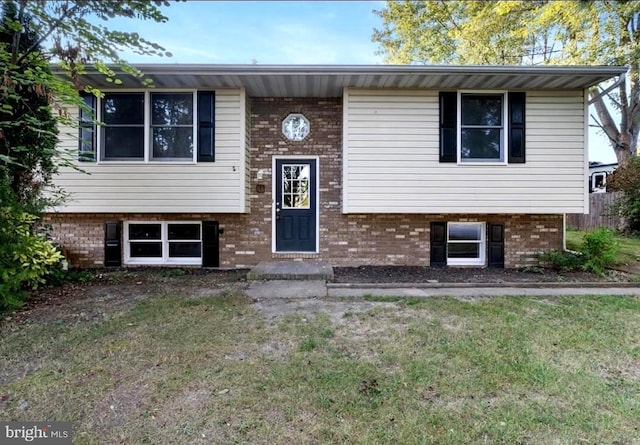 41 Sycamore Ln, Hanover, PA 17331 - split foyer home with brick siding and a front yard