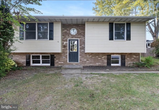 41 Sycamore Ln, Hanover, PA 17331 - bi-level home featuring a front lawn and brick siding