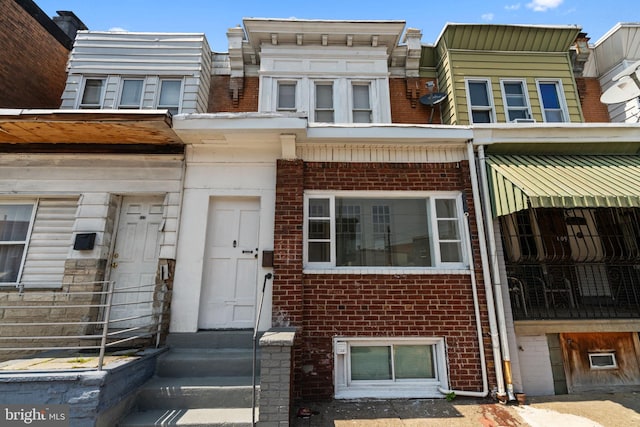 view of front facade featuring brick siding