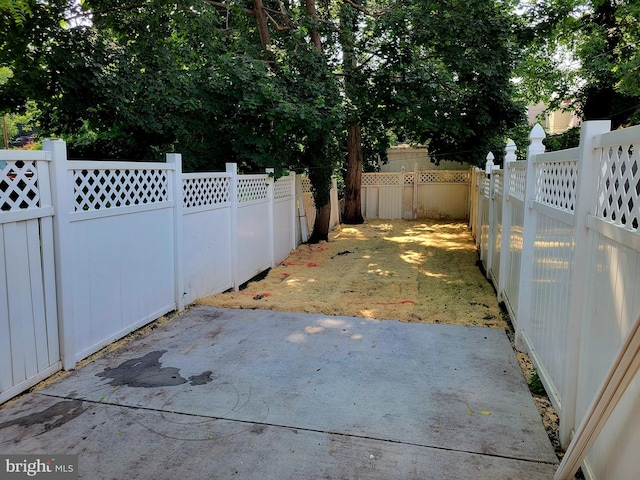 110 N Mulberry St, Hagerstown, MD 21740 - view of yard with a patio