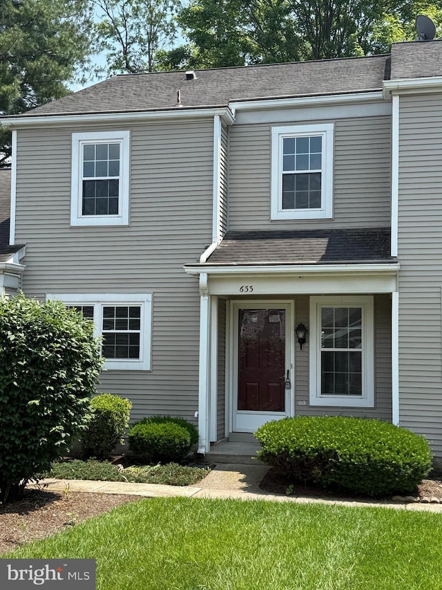 633 Barrington Ct, Palmyra, PA 17078 - traditional home featuring roof with shingles