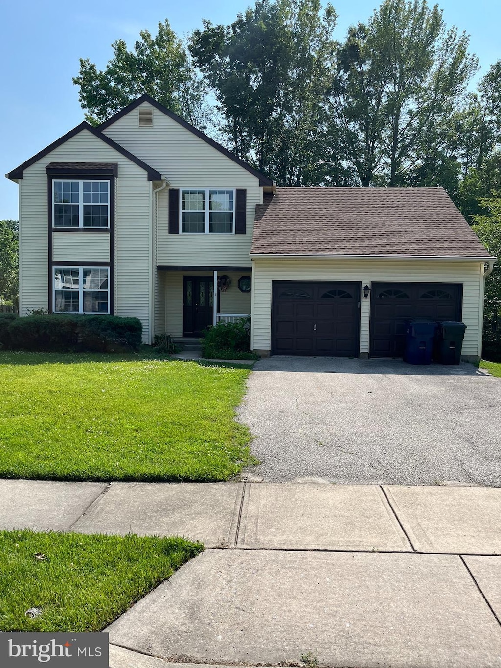 28 Country Ln, Voorhees, NJ 08043 - traditional home with an attached garage, asphalt driveway, a front lawn, and roof with shingles