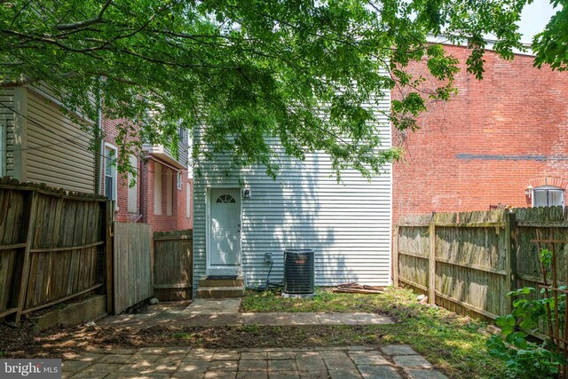 1002 W 9th St, Wilmington, DE 19806 - back of property featuring a fenced backyard and entry steps