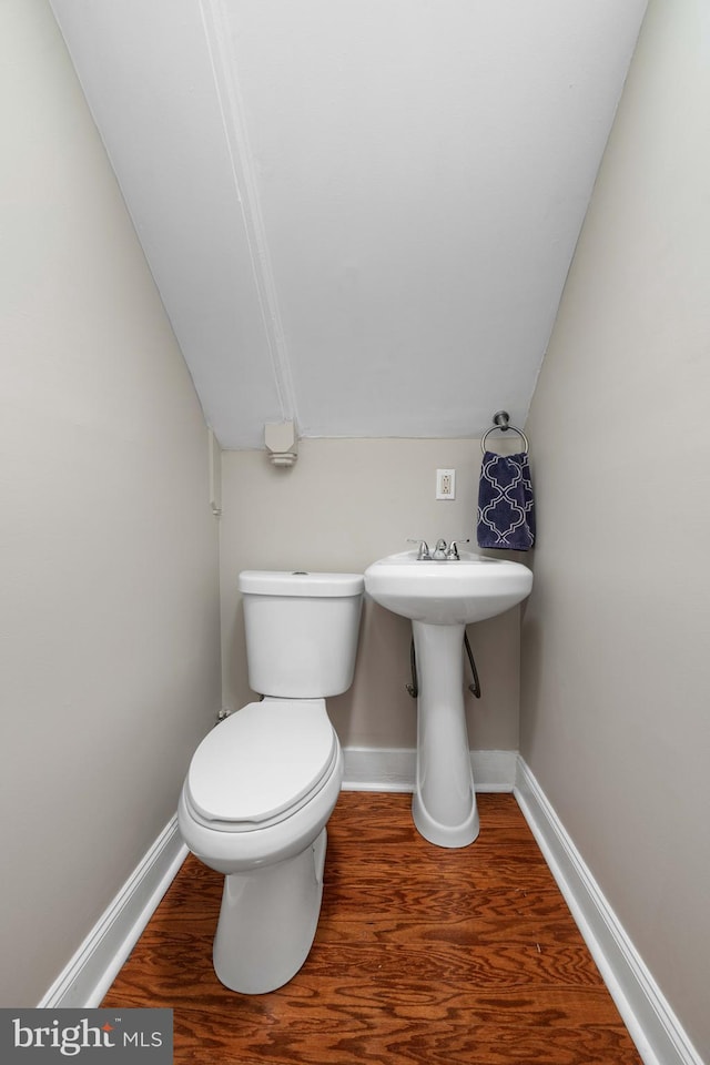1002 W 9th St, Wilmington, DE 19806 - bathroom featuring baseboards and vaulted ceiling